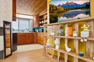 Serene MidCentury Gem 5BR Madison Park & World Cup