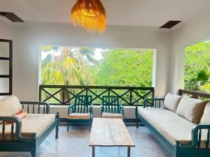 Florentinas Beachfront Villa in Diani Beach- Air Conditioning, Swimming Pool