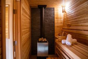 Poconos True Log Cabin with Sauna, Movie Theather, Hot Tub & Fire Pit!