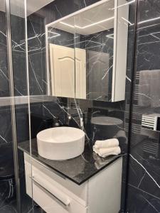 Modern 3BR Apartment with Fireplace, Miele Kitchen and Balcony