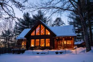 Poconos True Log Cabin with Sauna, Movie Theather, Hot Tub & Fire Pit!
