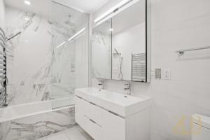 Modern 2BR Penthouse in Chelsea with Washer and Dryer and Elevator