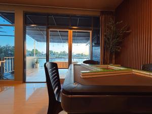 Entire Villa, Ferry Terminal Pickup & Breakfast