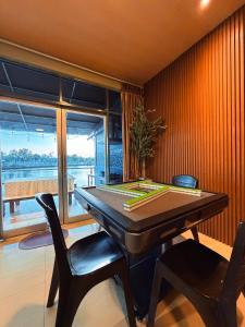 Entire Villa, Ferry Terminal Pickup & Breakfast