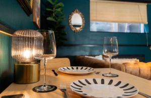 Beachside Boho - Lux King Bed - Swan Lake