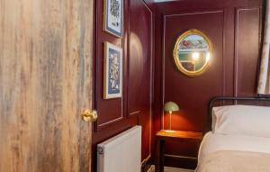 Beachside Boho - Lux King Bed - Swan Lake