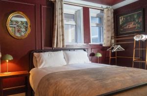 Beachside Boho - Lux King Bed - Swan Lake