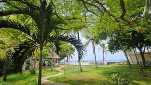 Florentinas Beachfront Villa in Diani Beach- Air Conditioning, Swimming Pool