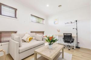 Berwick Abnb-Style 3BR Home with Street Parking, Near to Mall