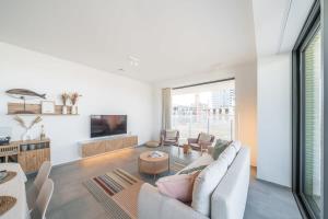 Casiola - Modern new apartment with pool access and parking