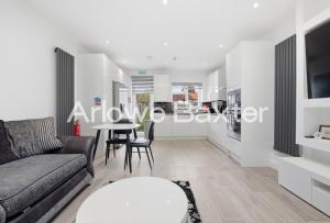 Bright 4BR Home in Dagenham