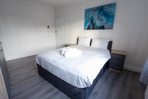 Large 4-Bedrooms Corporate Flat, Free Parking - Amazing Location