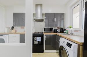 Bright 2BD Maisonette - Kennington!