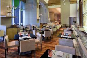 Urban Chic 1BR - Dubai Mall Access, Pool & Parking