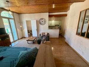 Lumineux studio en dernier étage, centre de Sospel