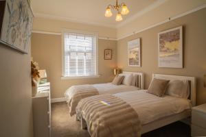 Art Deco Period Townhouse with Garden Near to Town