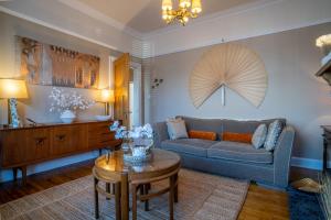 Art Deco Period Townhouse with Garden Near to Town