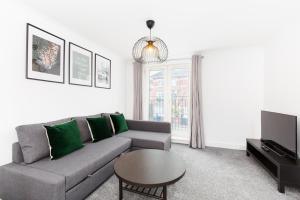 Anchor House by Prime Stays - 4-Bed Home with Parking - Sleeps 9