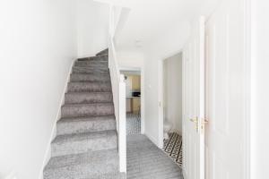 Anchor House by Prime Stays - 4-Bed Home with Parking - Sleeps 9