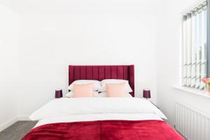 Anchor House by Prime Stays - 4-Bed Home with Parking - Sleeps 9