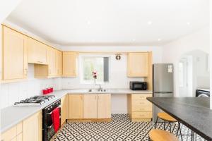 Anchor House by Prime Stays - 4-Bed Home with Parking - Sleeps 9