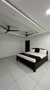 Gravity Groups Golden Residency