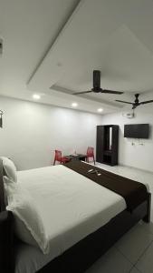 Gravity Groups Golden Residency