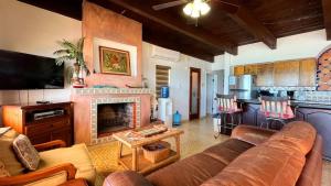 Stunning Beachfront Home Casa Bogambilia