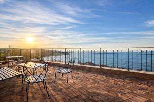Charming 2BR Home Terrace & Great Lake View