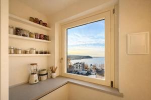 Charming 2BR Home Terrace & Great Lake View