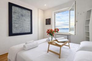 Charming 2BR Home Terrace & Great Lake View