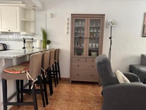 En perle med plass til voksne og familien, solfylt terrasse 5 min fra stranden