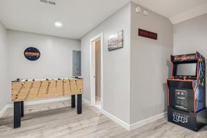 The Luxe Nest 5BR Retreat With Games And Fire Pit