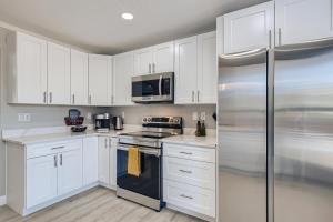 The Luxe Nest 5BR Retreat With Games And Fire Pit