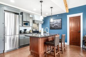 Rocky Mountain Penthouse Sleeps 12 Pool and Hot Tub