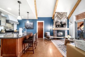 Rocky Mountain Penthouse Sleeps 12 Pool and Hot Tub
