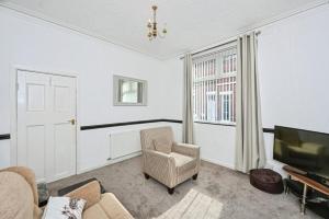 Entire Central 3 Bedroom House, Sleeps 8, Parking, Pet Friendly