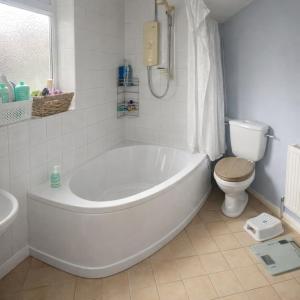 Entire Central 3 Bedroom House, Sleeps 8, Parking, Pet Friendly