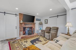 Black Bear Cabin - Fire Pit, Grill, View, Pet Friendly, Fireplace, King Bed, Wifi, Game Room