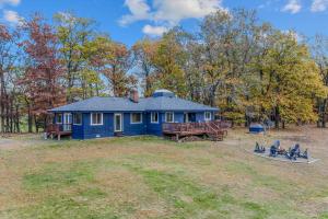 Black Bear Cabin - Fire Pit, Grill, View, Pet Friendly, Fireplace, King Bed, Wifi, Game Room