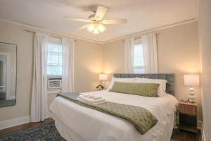 Centrally Located King Bed Midtown Crosstown 1428