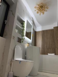 Apartament de Lux cu Terasă la Lac Rediu La 5 Minute de Moldova Mall