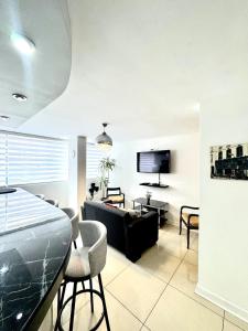 Bright & Modern - 1BR with AC and Fast Wifi in Miraflores