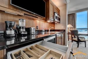 Jacuzzi Suite - Kitchenette - The Signature Vegas
