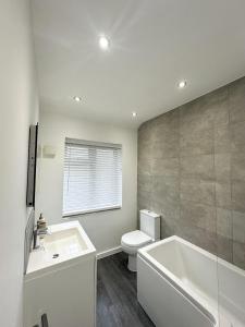 New Two Bed Home - 5 Minute Drive To Stoke Hospital