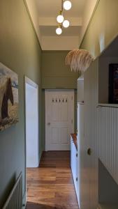 2 Bedrooms Georgian Apartment in the Hearth of the City