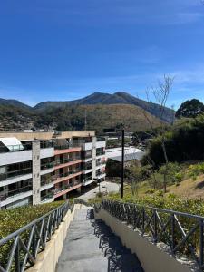 Apartamento completo no Centro de Itaipava - CondomínioSuites