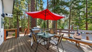 Peaceful Tahoe Retreat by AvantStay Cozy Modern Cabin • Sauna Hot Tub Fireplace • Near Lake