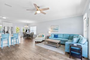 The Blue Mermaid Walk to Beach! Dog Friendly Heated Pool Fire Pit 2KingSte