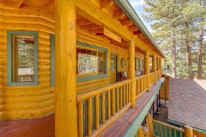 Multiple Decks! Cabin 1 Mi to Big Bear Lake Access
